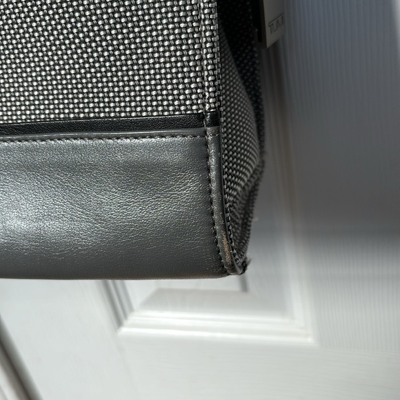 🎀Tumi Voyager Business Tote - Picture 9 of 16
